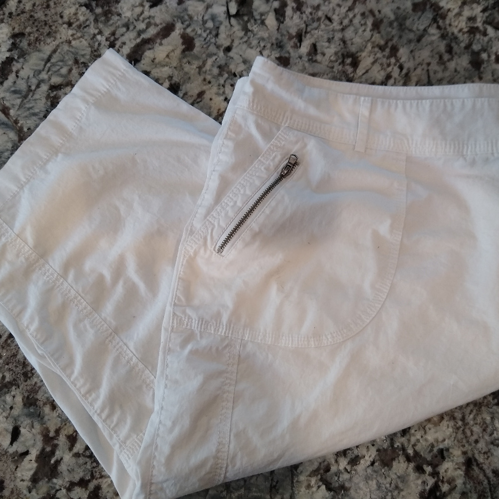 Avenue White pocket Capri with Silver Zippers Knee length Women's Plus size 18